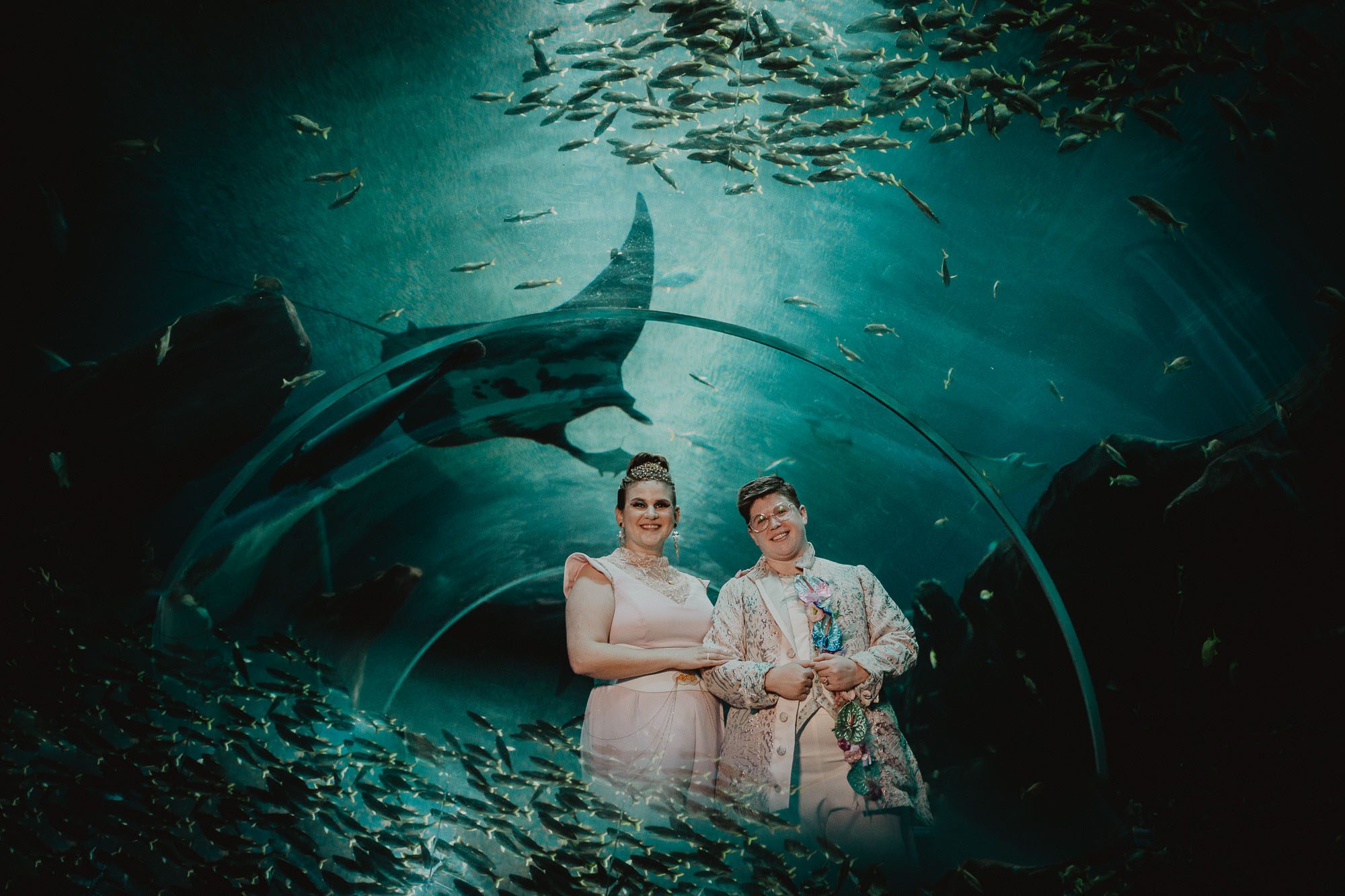 creative wedding photo of newlyweds in tunnel at Georgia aquarium