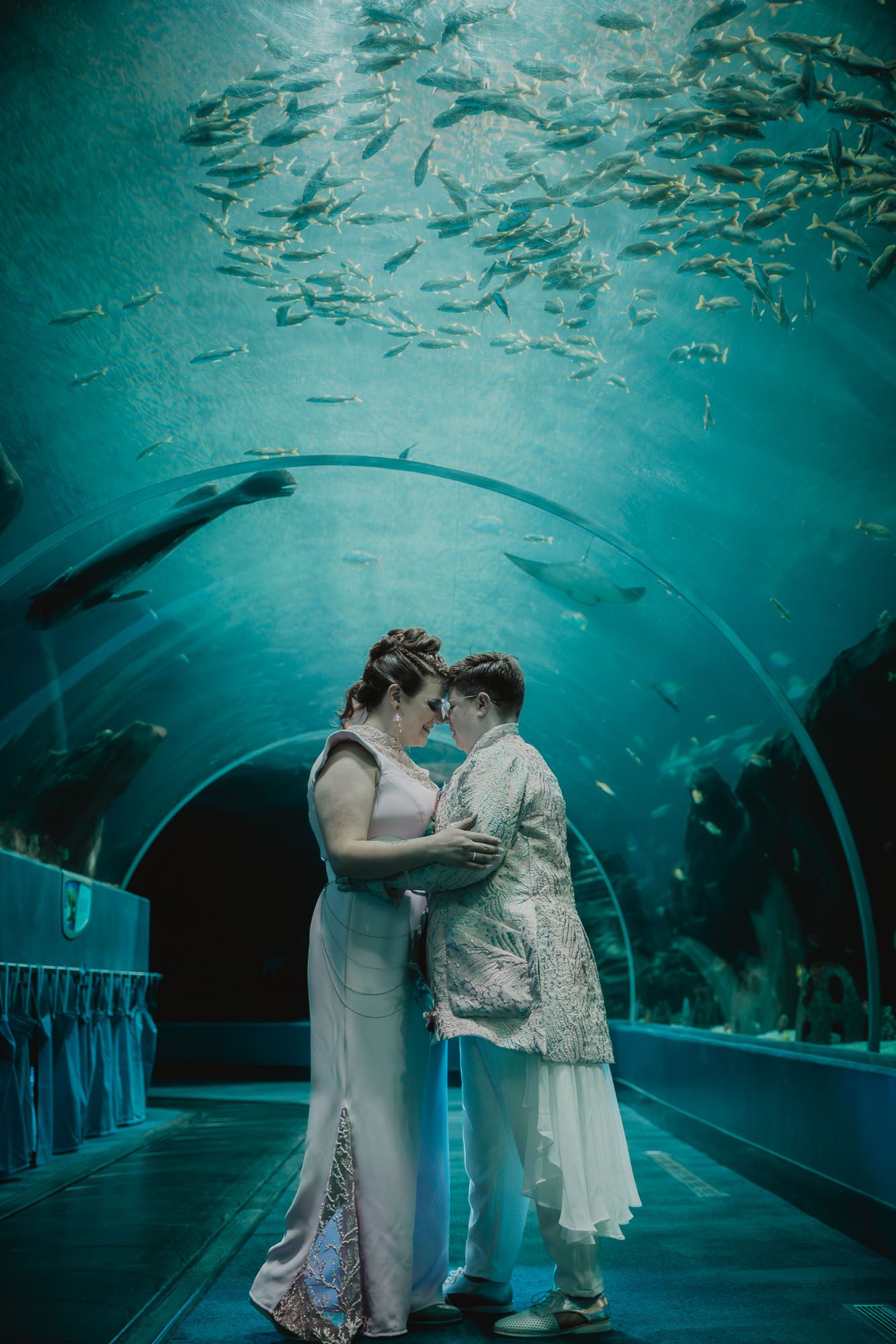 creative wedding photo of newlyweds in tunnel at Georgia aquarium